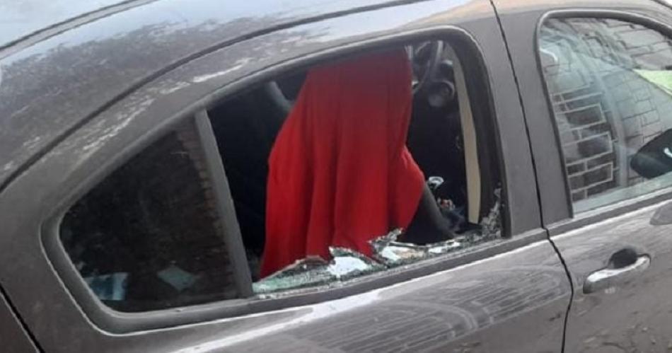 En pleno centro destrozaron la puerta de un auto y robaron bienes de valor