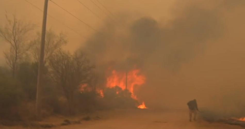 El fuego sigue incontrolable en Coacuterdoba- llegoacute a las casas y el viento complica la situacioacuten