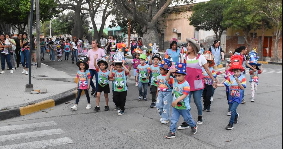 Los jardineritos fernandenses deslumbraron con sus sombreros