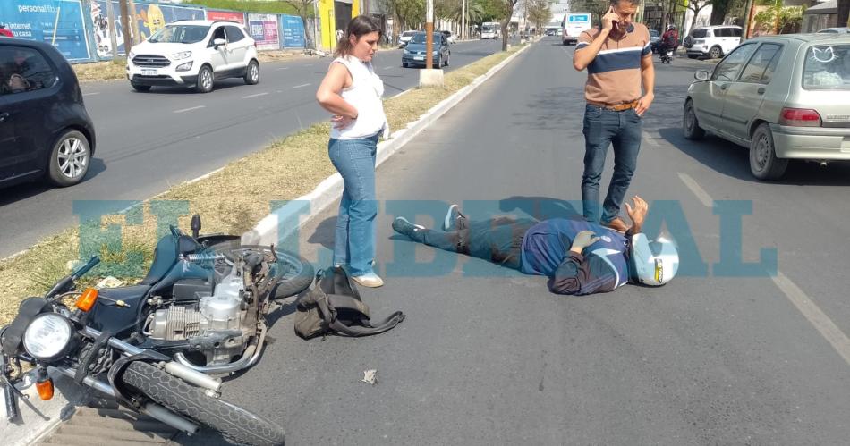 Choque entre motocicleta y automoacutevil causoacute temor en el Bordm Ramoacuten Carrillo