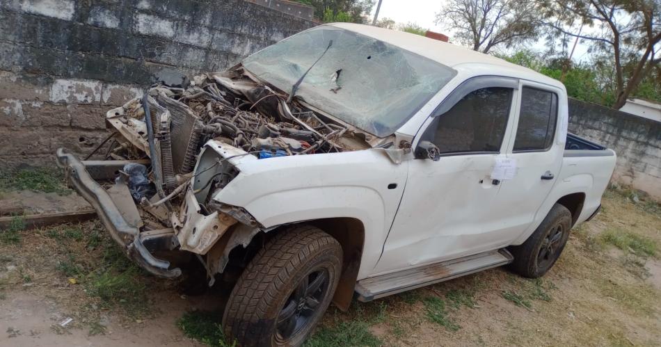 La Policiacutea secuestroacute una camioneta robada que estuvo involucrada en un accidente 