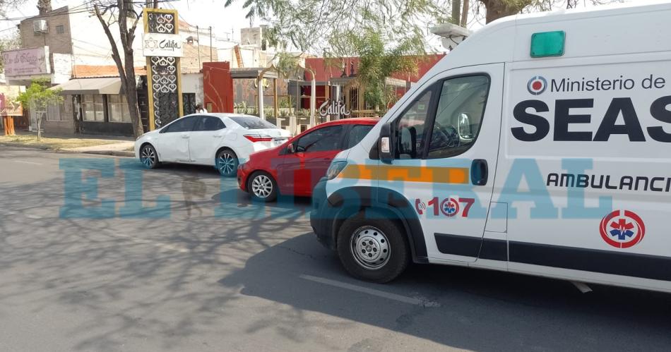 Choque entre motocicleta y automoacutevil causoacute temor en el Bordm Ramoacuten Carrillo