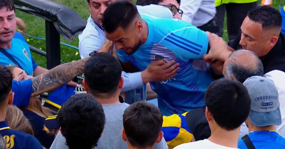 Final caliente en la Boca- Chiquito Romero trepoacute la valla para pelear con un hincha