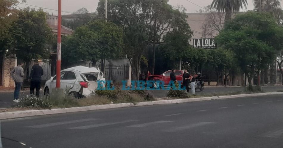 Conductor perdioacute el control y se estrelloacute contra un auto estacionado en plena Av Belgrano