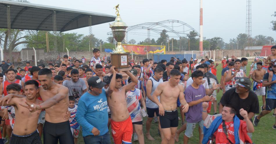 Unioacuten Santiago derrotoacute a Veacutelez y es bicampeoacuten del fuacutetbol santiaguentildeo