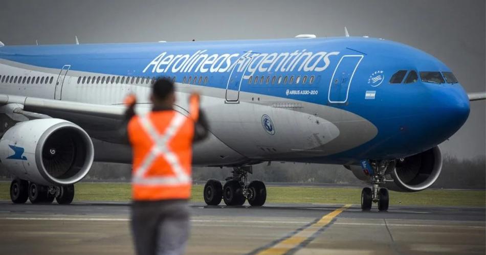 El Gobierno Nacional se estaacute reuniendo con empresas privadas para que se hagan cargo de Aeroliacuteneas Argentinas