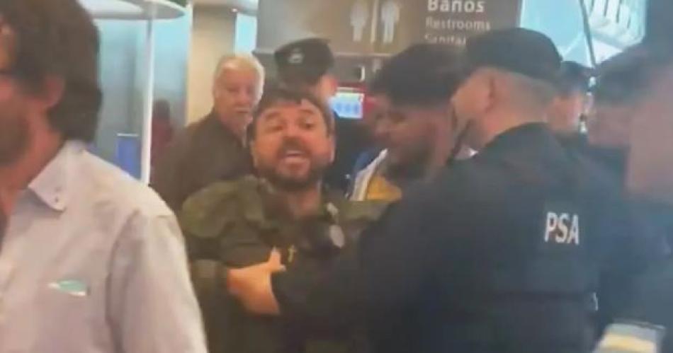 VIDEO Juan Grabois se peleoacute con personas que le gritaron chorro en el aeropuerto