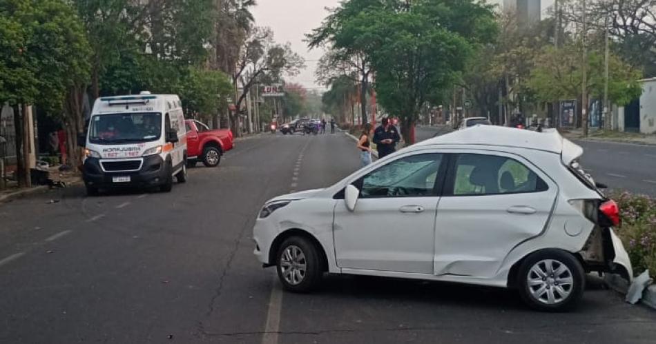 Perdioacute el control de su camioneta chocoacute auto estacionado e impactoacute en un aacuterbol