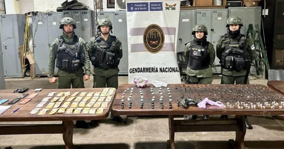 Peruanos detenidos por vender droga en la calle- teniacutean cocaiacutena pasta base y marihuana