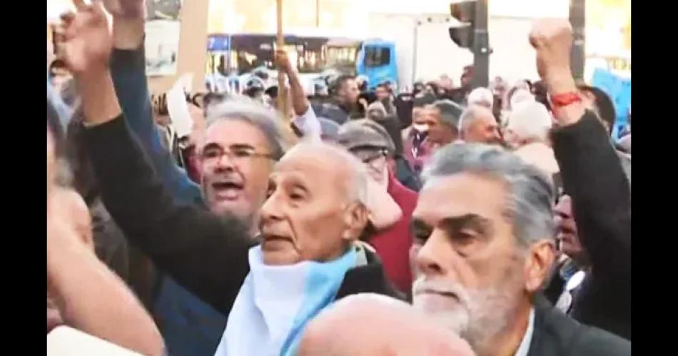 Una nueva marcha de jubilados causa tensioacuten con la policiacutea frente al Congreso