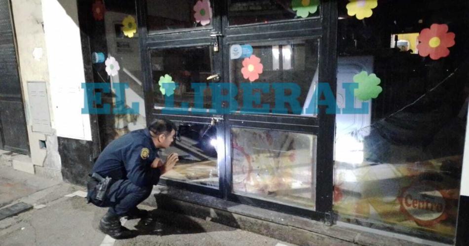 Rompieron la vidriera de una panaderiacutea ceacutentrica y huyeron con direccioacuten al parque