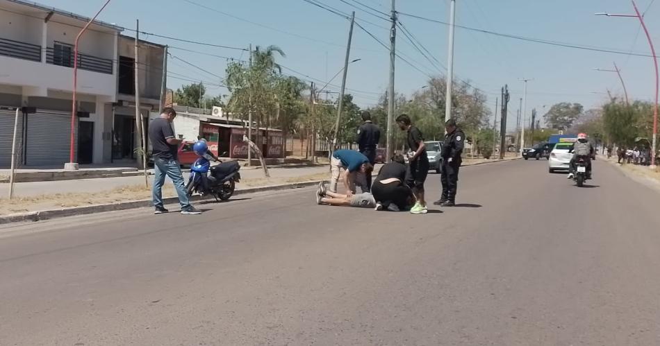 Susto en Av Madre de Ciudades- un choque entre una moto y una bicicleta dejoacute a varios heridos