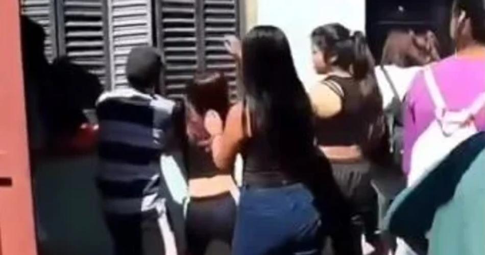 VIDEO  Apedrearon la vivienda de una adolescente acusada de hacer bullying a una chica con discapacidad