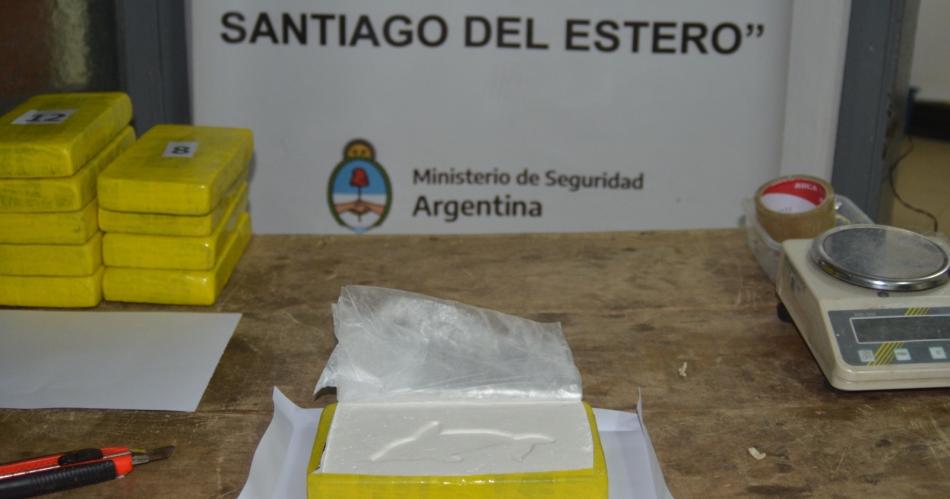 CONTROL Los gendarmes examinaron los ladrillos y constataron la pureza de la droga