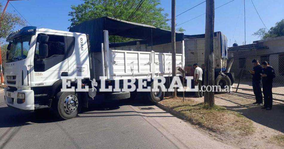 FOTOS  Pudo ser tragedia- se desenganchoacute el acoplado y se incrustoacute en una vivienda