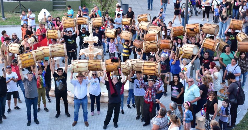 Una multitud dijo presente en la Marcha de los Bombos por los 150 antildeos de Friacuteas