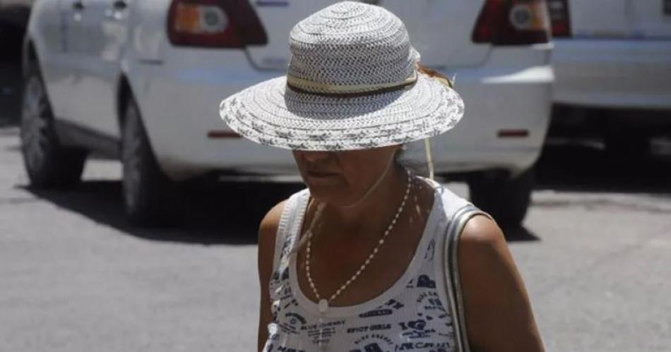 Santiago arranca la semana con mucho calor- la maacutexima llegaraacute a 40deg