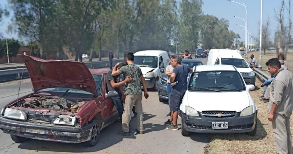 Nueve vehiacuteculos chocaron por una cortina de humo sobre la autopista Juan D Peroacuten