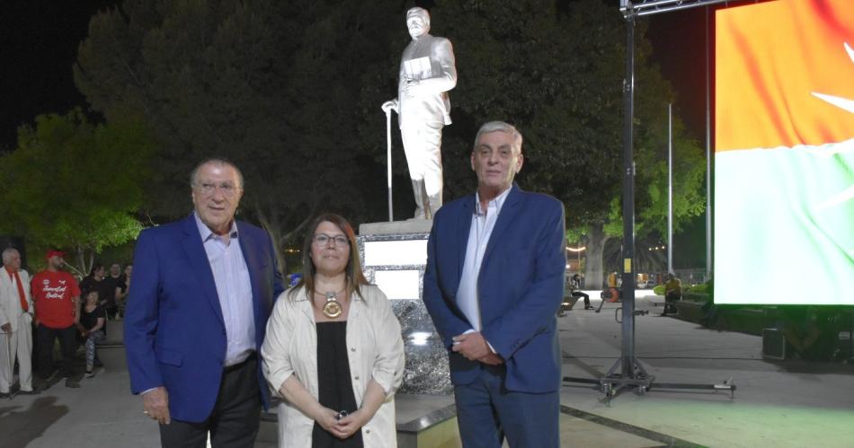 El intendente Salim inauguroacute una estatua de Rauacutel Ricardo Alfonsiacuten