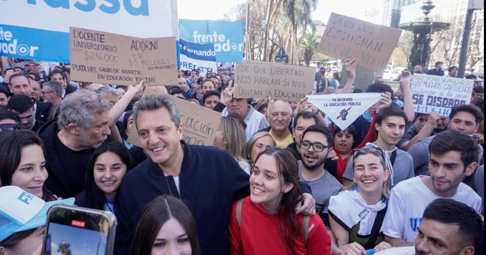 Massa se sumoacute a la marcha por la educacioacuten universitaria