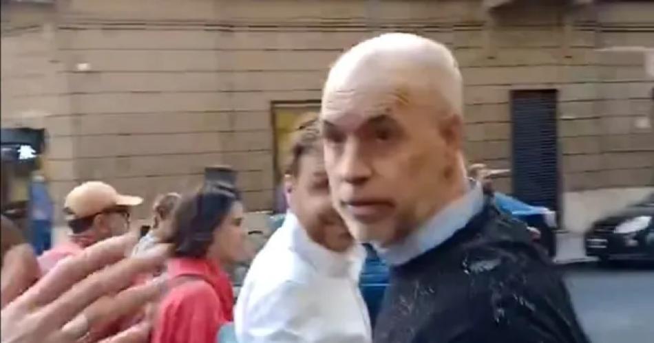 VIDEO  Horrible momento para Rodriacuteguez Larreta en la marcha universitaria- escrache e insultos