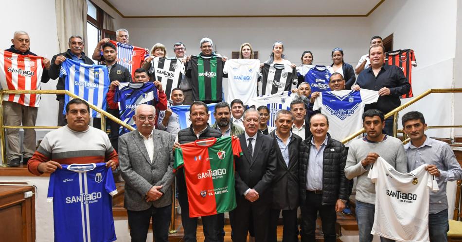 Eliacuteas Suaacuterez encabezoacute la entrega de indumentaria a los clubes que participaraacuten en el torneo regional federal amateur de fuacutetbol