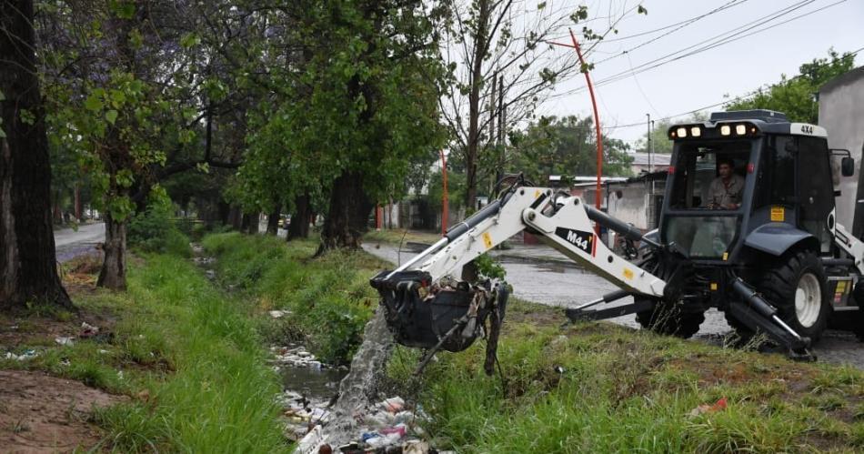 La Municipalidad retiroacute gran cantidad  de envases de plaacutesticos y residuos del desaguumle