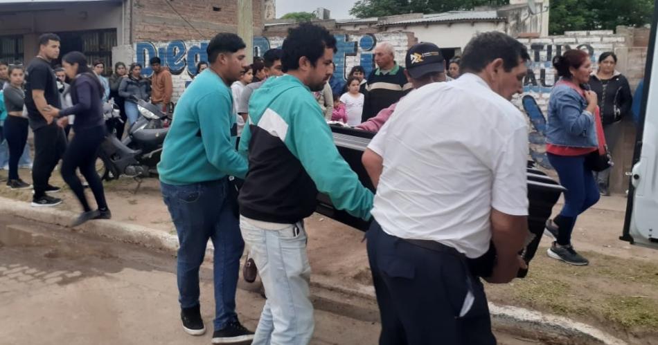 ÚLTIMO ADIÓS- Los restos de la víctima han sido sepultados ayer en el cementerio de Rold�n Juan Felipe Ibarra su pueblo natal a la vera de la ruta 89