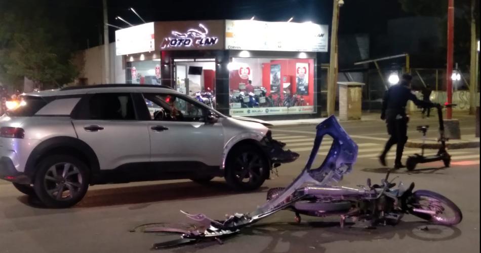 Colisioacuten entre un auto y una moto deja como saldo un herido que fue trasladado al hospital Regional