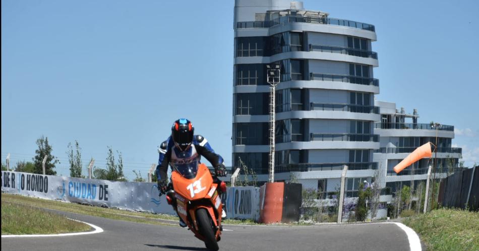 Con maacutes de cien pilotos arrancoacute la prueba libre de motos en el Autoacutedromo de Las Termas 