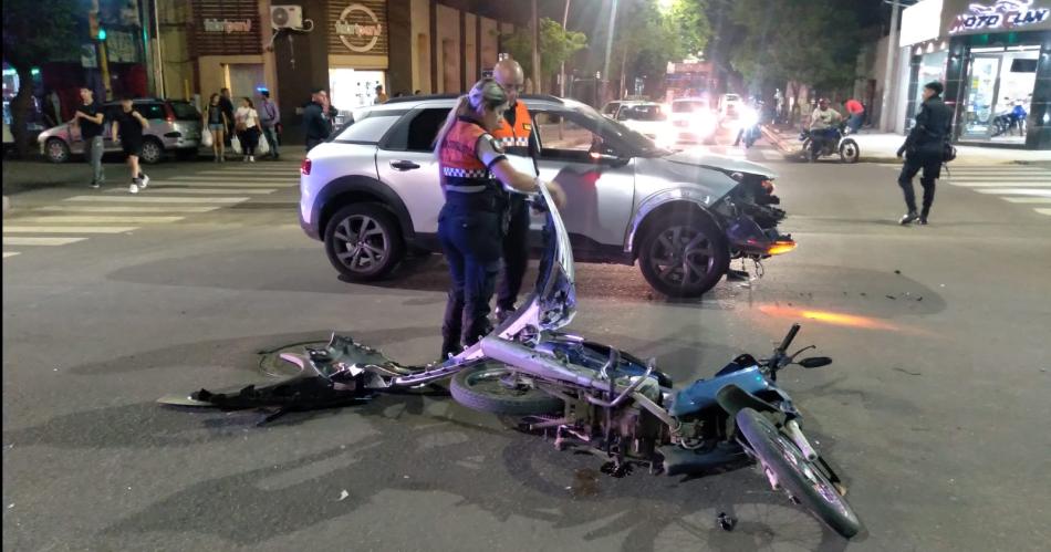 Colisioacuten entre un auto y una moto deja como saldo un herido que fue trasladado al hospital Regional