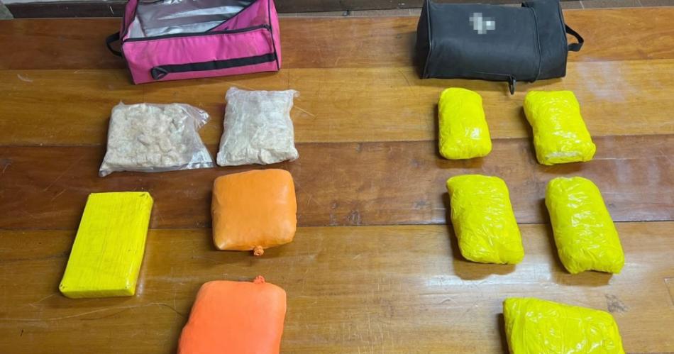 Gendarmes encuentran cocaiacutena crack eacutextasis y marihuana dentro de bolsos porta termo