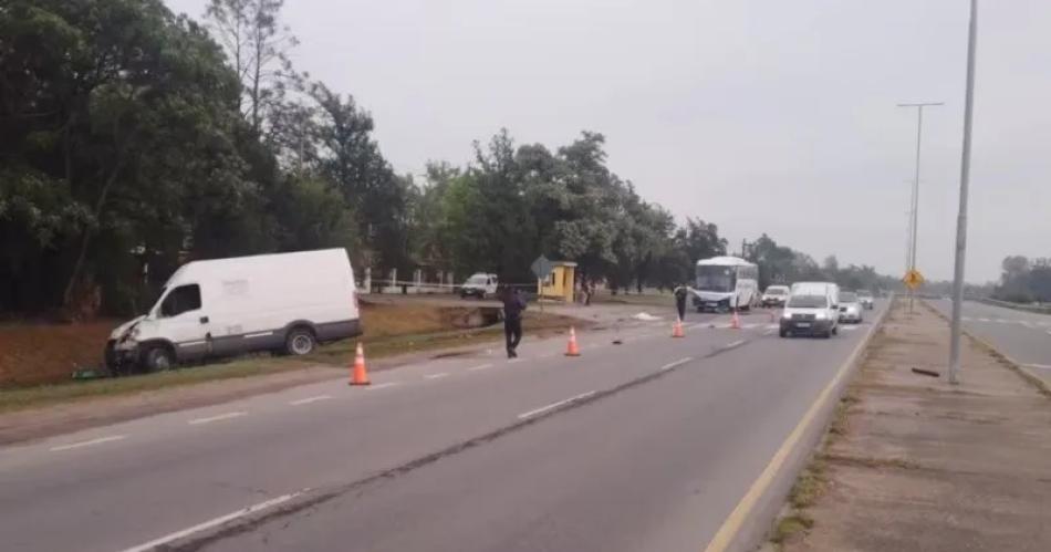 Quiso sobrepasar a un colectivo por la banquina atropelloacute a un joven de 18 antildeos y lo matoacute