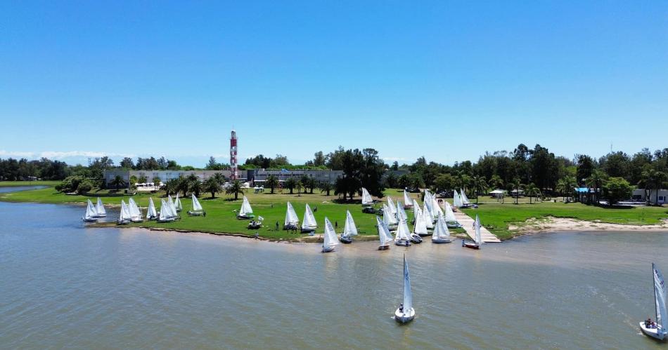 El gobernador Zamora y la senadora Claudia Ledesma Abdala presentes en la regata nacional en el lago Riacuteo Hondo