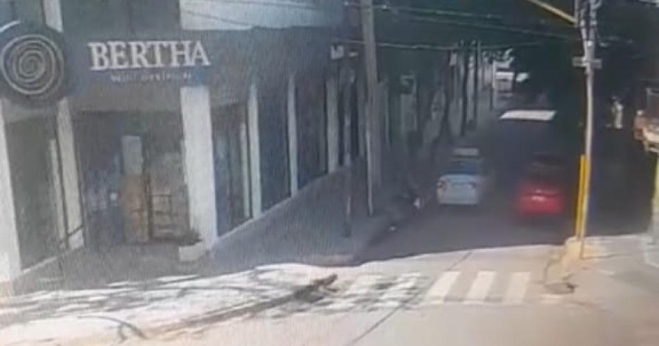 VIDEO Un remisero embistioacute de atraacutes a una pareja en moto- iban con un bebeacute