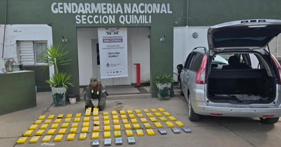 GOLPE- El procedimiento de los gendarmes sacó de circulación a un matrimonio Era acompañado por tres niños La cocaína viajaba en un doble fondo del coche