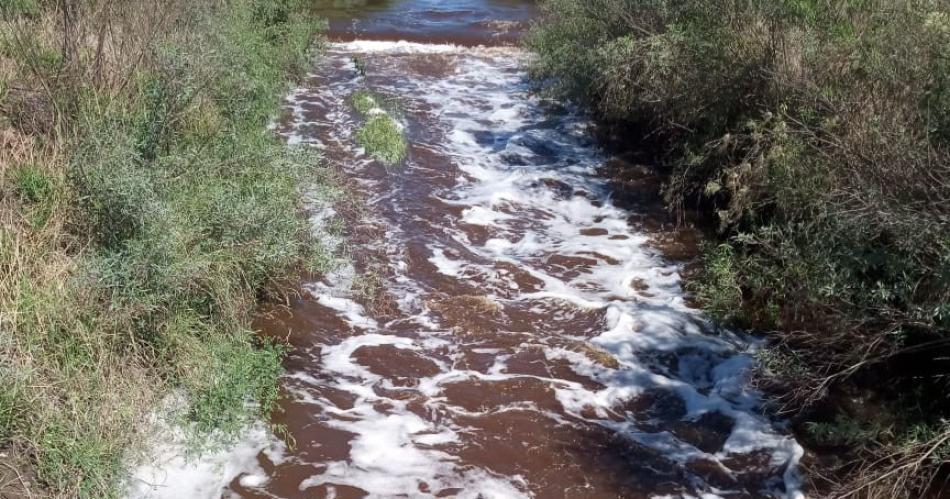 Insoacutelito- en Tucumaacuten sentildealan que el vuelco que afecta a pueblo santiaguentildeo es agua con barro