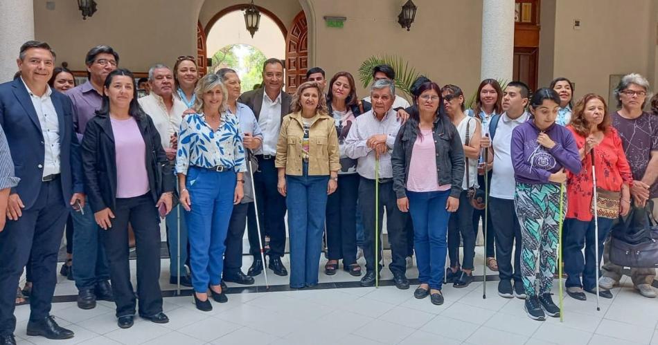 Fuentes recibioacute a alumnos y profesores del Centro Educativo Integral en el Diacutea del Bastoacuten Blanco