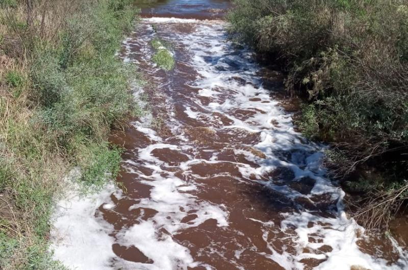 Insoacutelito- en Tucumaacuten sentildealan que el vuelco que afecta a pueblo santiaguentildeo es agua con barro