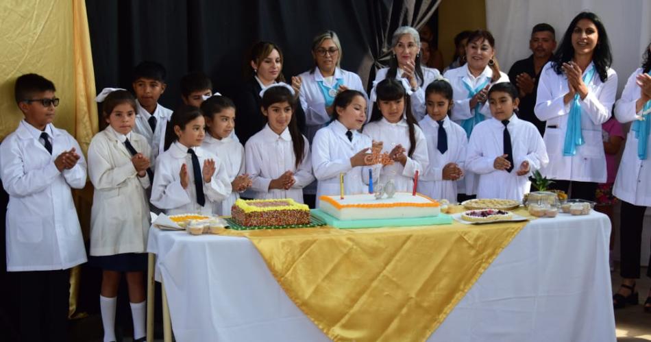 En Antildeatuya se festejaron los 90 antildeos de la Escuela Joseacute Reyes Salinas