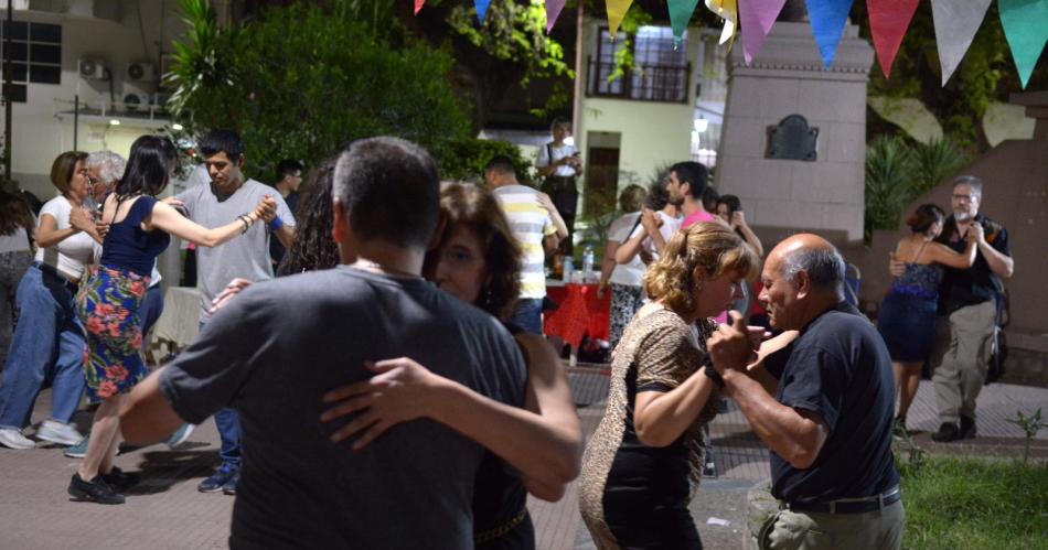 El tango al compaacutes del corazoacuten- Milonga Plaza Lugones celebroacute su aniversario