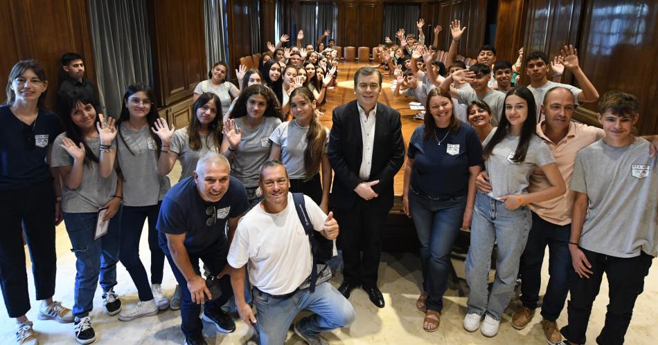 El Gobernador recibioacute a alumnos de la Escuela de Familia Agriacutecola Colonia Alpina