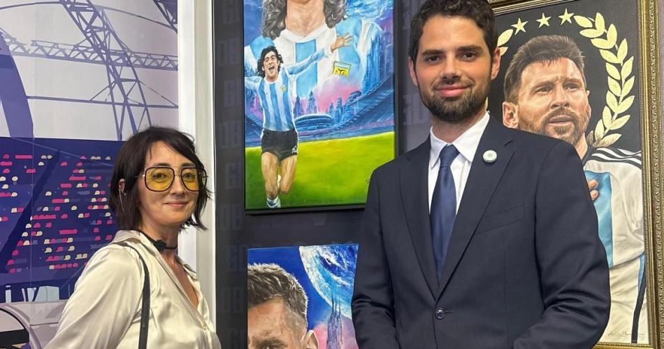 La artista viral de Messi expone sus cuadros en Santiago- miraacute doacutende es la muestra