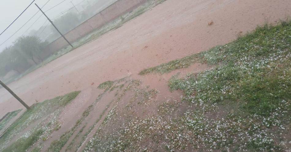 Impresionante caiacuteda de granizo azotoacute a la ciudad de Antildeatuya