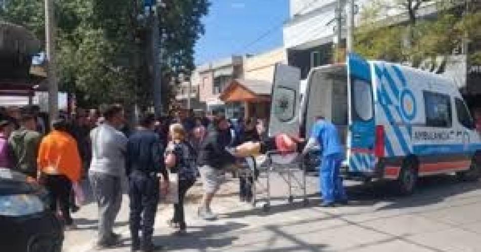 DESAZÓN- La víctima es conducida a un centro de salud tras ser atacada Al mismo tiempo Díaz intentó matarse con el mismo cuchillo