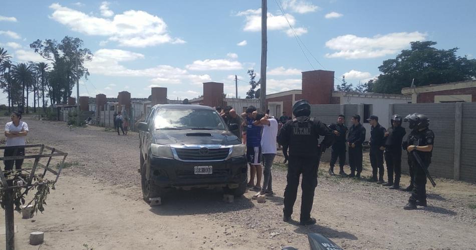 SÁBADO MOVIDO- Los apretadores acabaron apabullados por los vecinos Al llegar y esposarlos los policías les secuestraron casi  12 M dólares cocaína y un arma de fuego