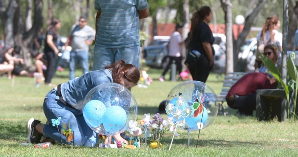 Miles de santiaguentildeos visitan el cementerio en homenaje a sus madres en su diacutea