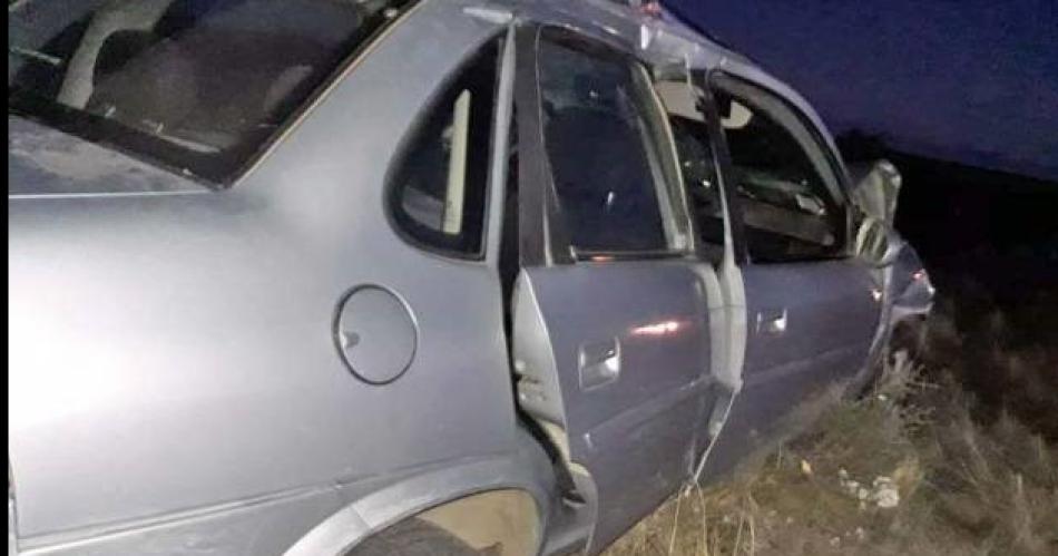 Tres gendarmes se salvan de milagro tras volcar con su auto por el estallido de un neumaacutetico