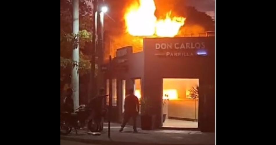 VIDEO Se prendioacute fuego una conocida Parrillada y causoacute preocupacioacuten entre los vecinos