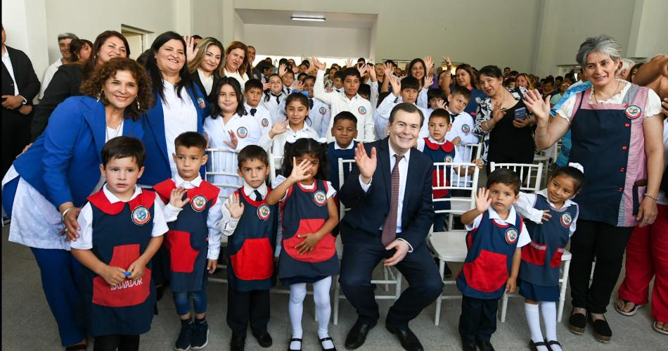 Zamora habilitoacute edificio escolar y entregoacute viviendas- criticoacute a la Nacioacuten por freno a obras